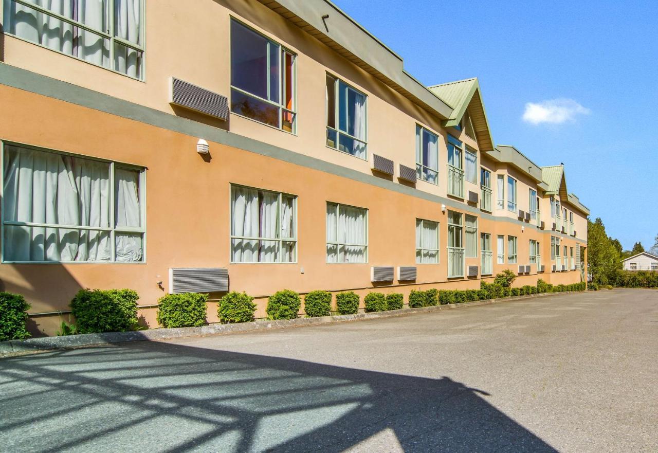 6 Surrey, Bc Hotel Surrey