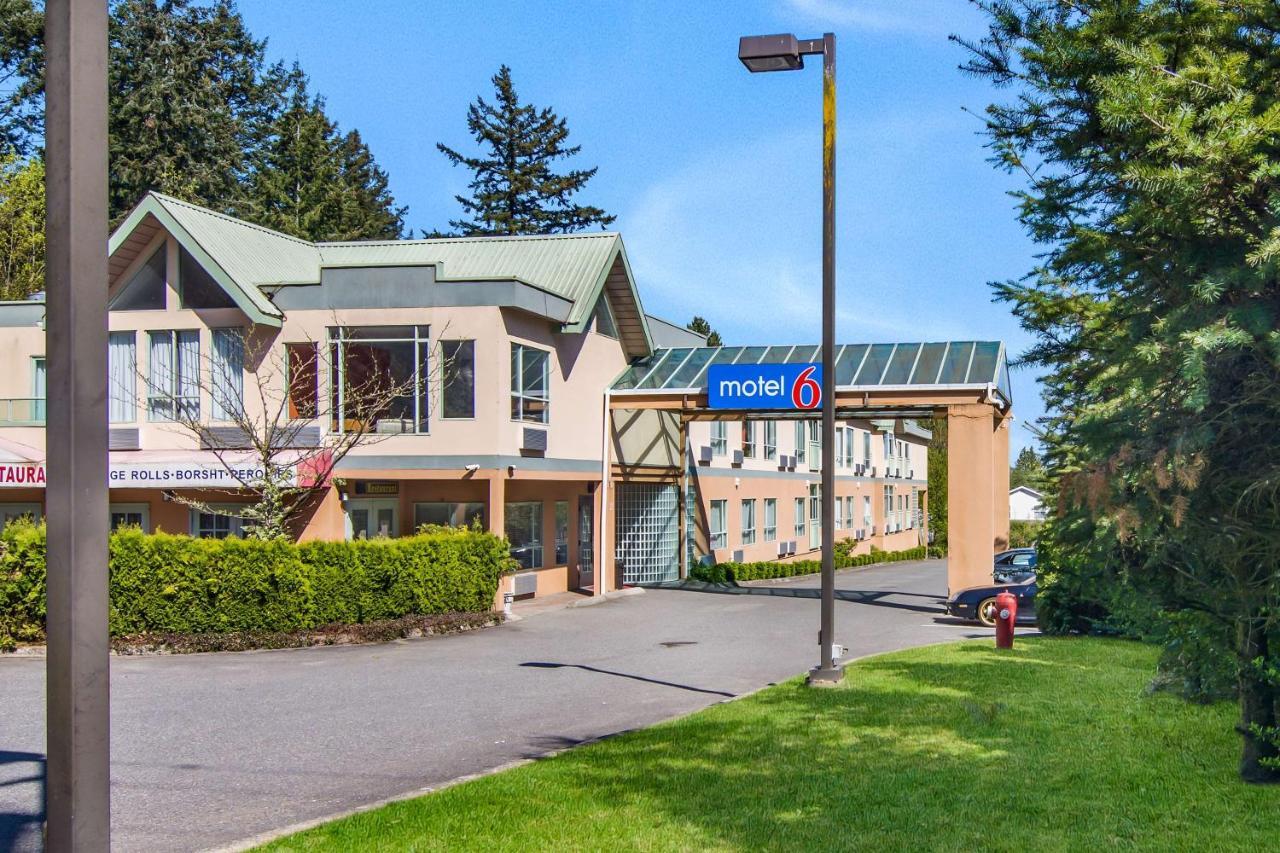 6 Surrey, Bc Hotel