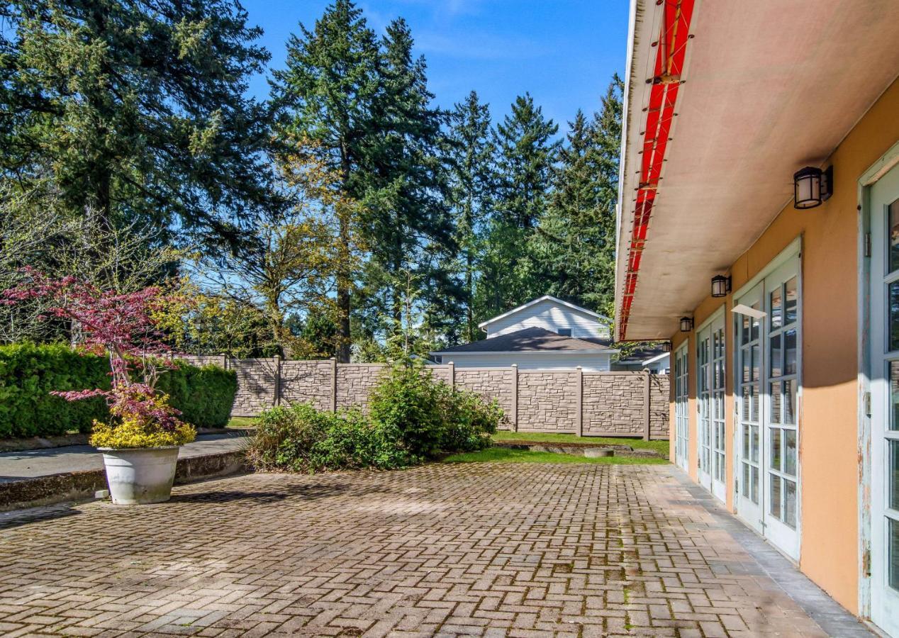 6 Surrey, Bc Hotel Surrey