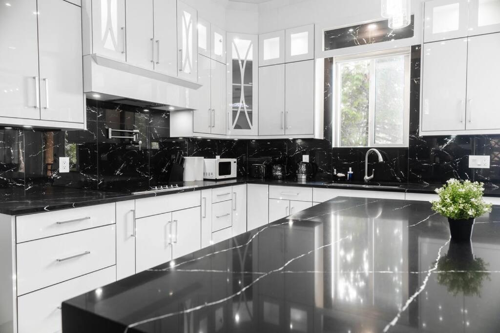 Hidden Hills Luxury Estate * Surrey