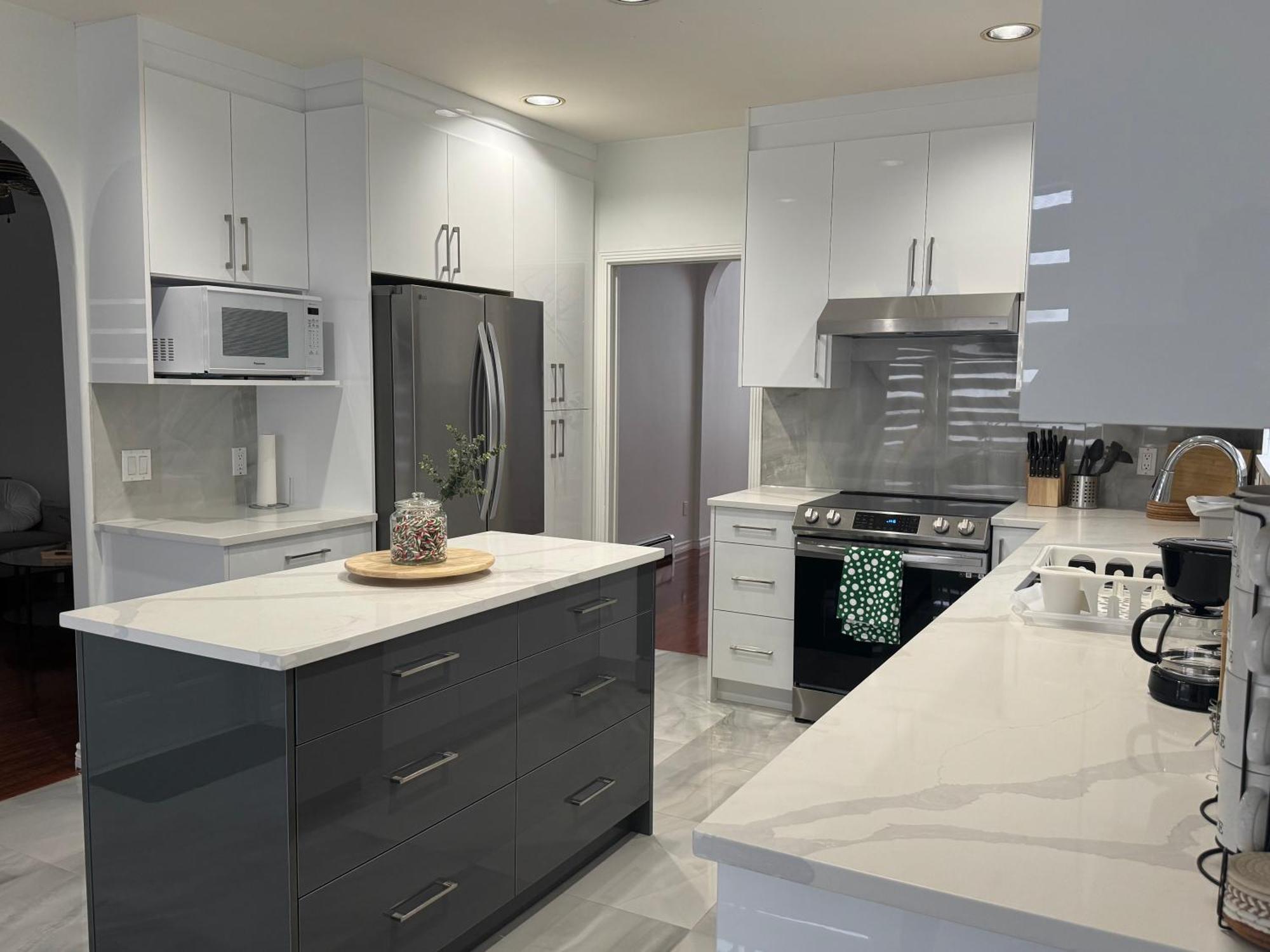 Spacious Getaway In Apartment *