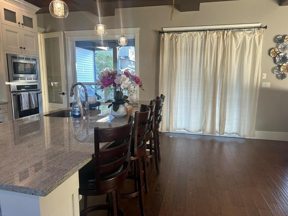 Your Beautiful Spacious Vacation * Surrey