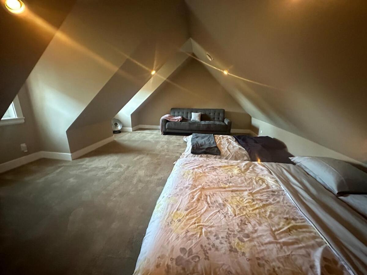 Your Beautiful Spacious Vacation Surrey