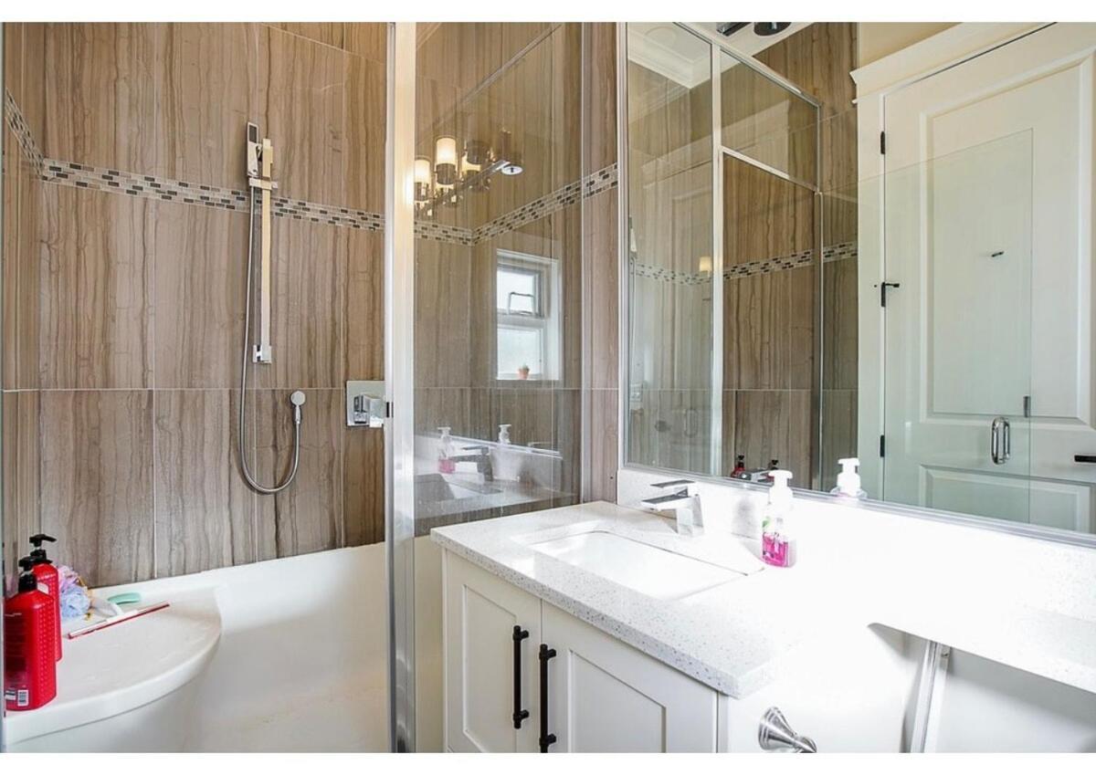 Your Beautiful Spacious Vacation * Surrey