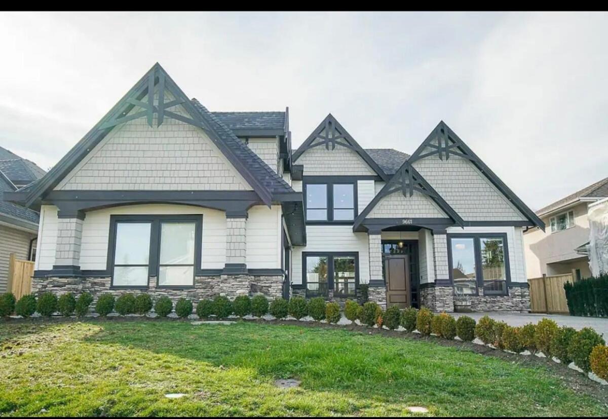 Your Beautiful Spacious Vacation Villa Surrey