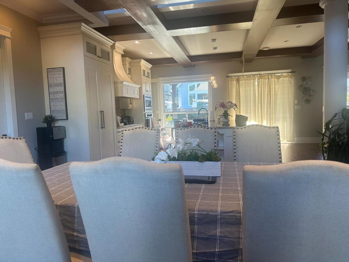 Your Beautiful Spacious Vacation Surrey