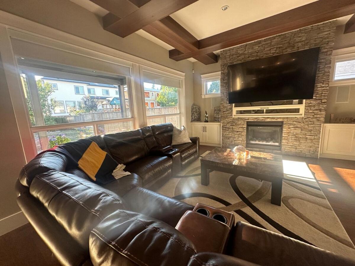 Your Beautiful Spacious Vacation Villa *