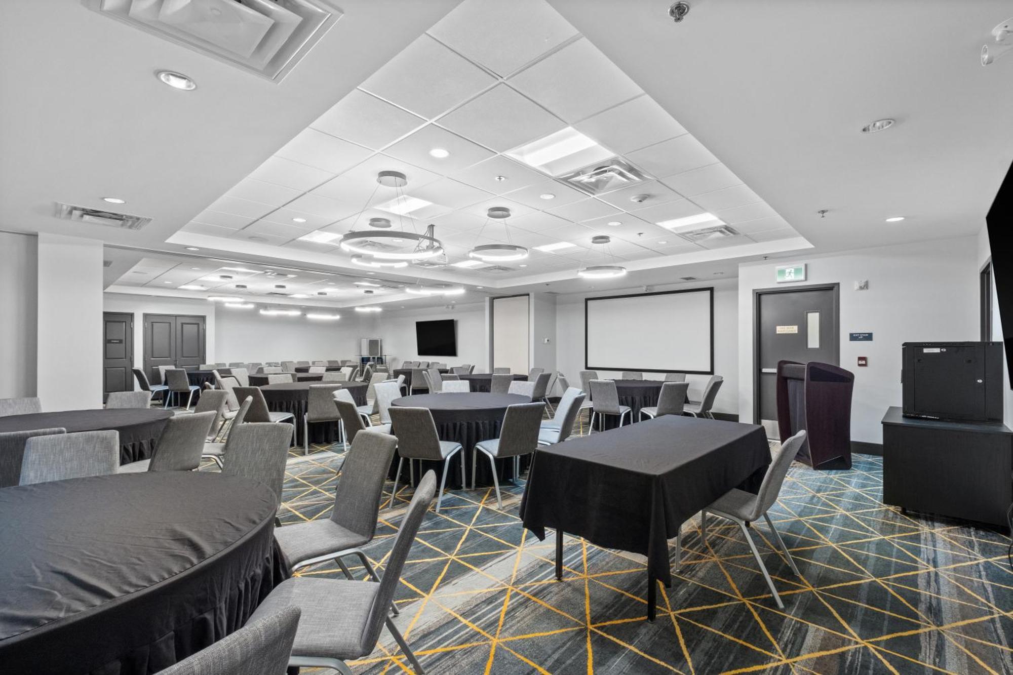 Hotel & East - Cloverdale By Ihg