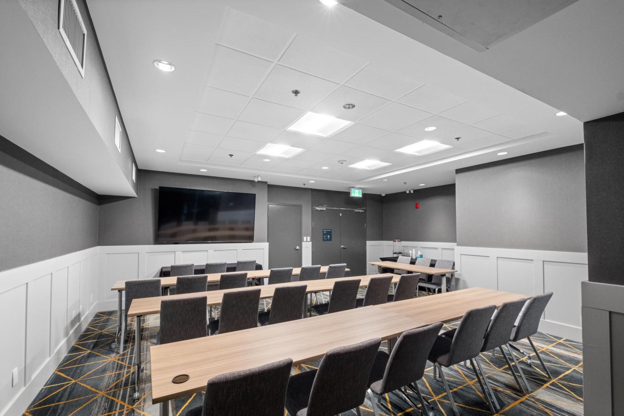 Hotel & East - Cloverdale By Ihg 3*