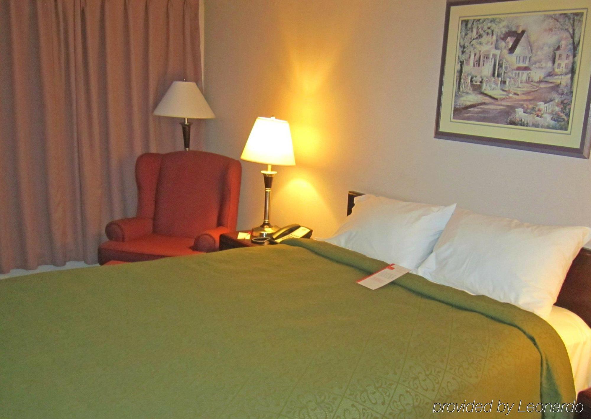 6 Surrey, Bc Hotel 2*