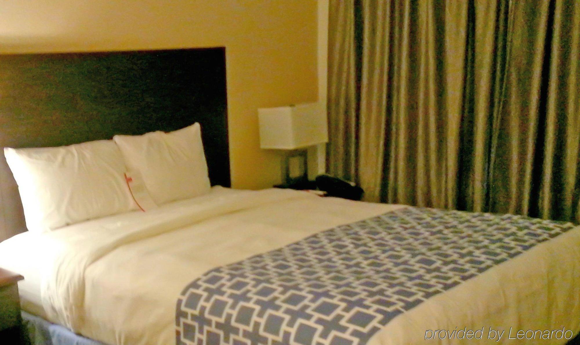 6 Surrey, Bc Hotel
