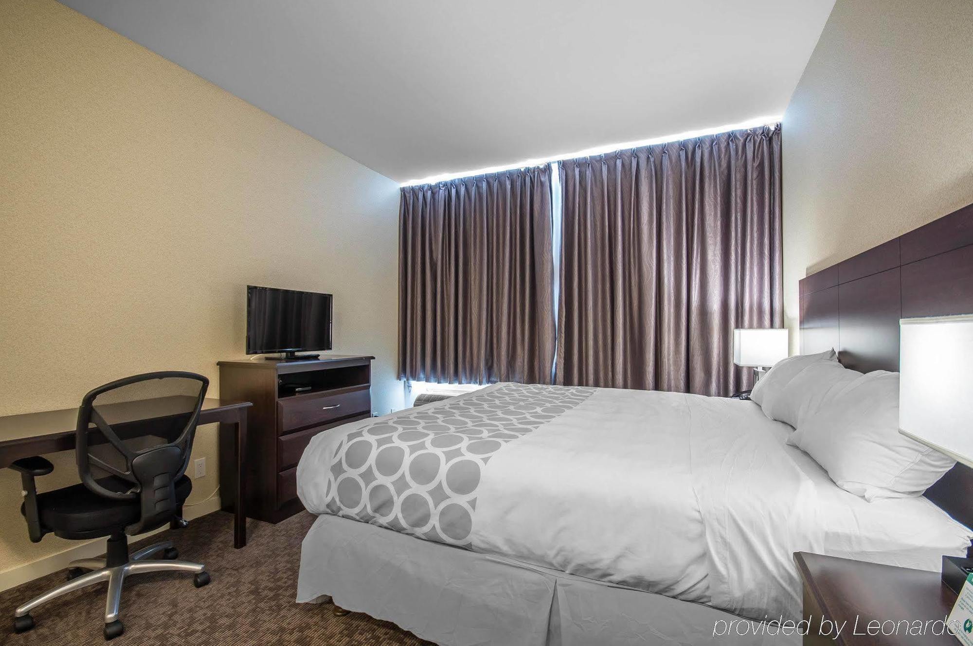 6 Surrey, Bc Hotel
