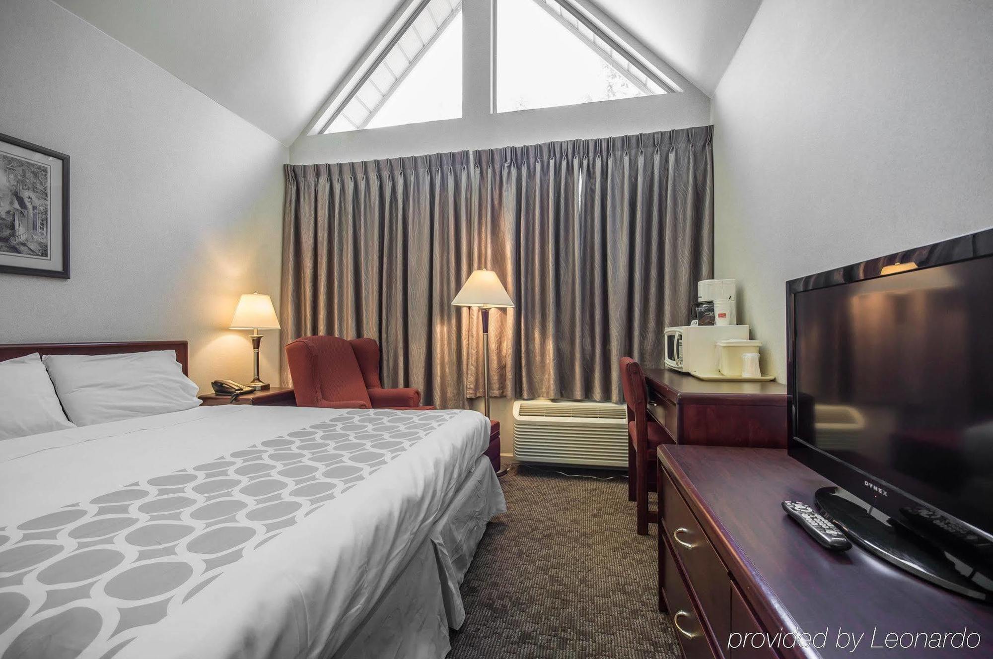 6 Surrey, Bc Hotel Surrey