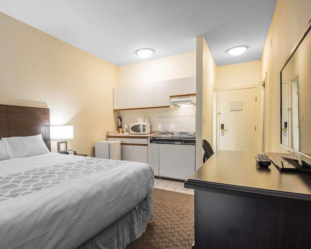 6 Surrey, Bc Hotel 2*