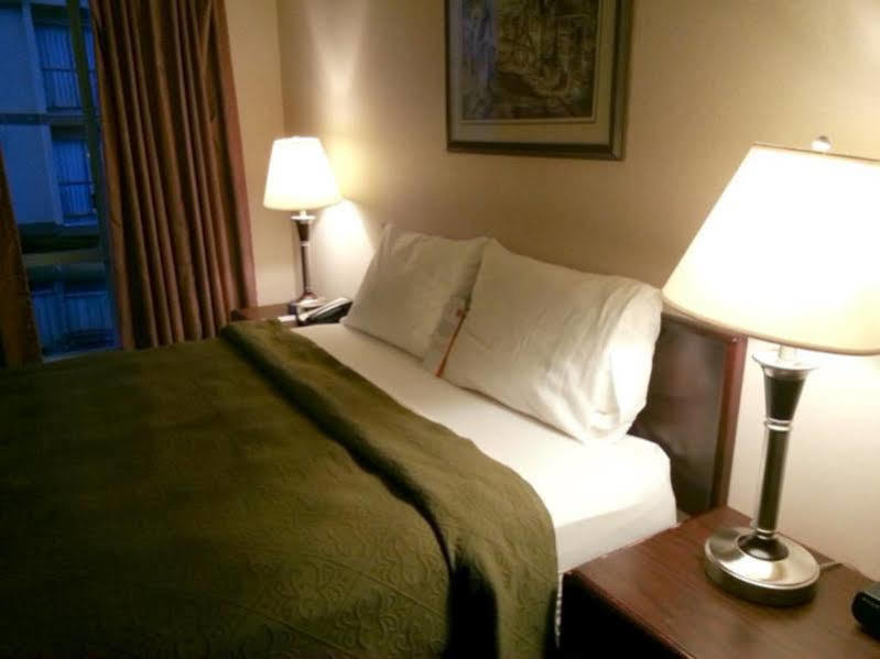 6 Surrey, Bc Hotel 2*