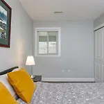Executive 2 Bed 1 Bath Spacious & Centrally Located Suite.