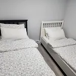 Blissfull Two Bedroom Suite Near Surrey Centre