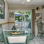 Beautiful Romantic Surrey Private Stay- Scenic & Peaceful C1
