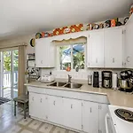 Beautiful Romantic Surrey Private Stay- Scenic & Peaceful C1