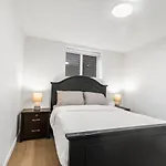 Pristine 3 Beds 2 Washroom Guest Suite
