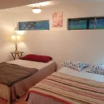 Beautiful Spacious Twin Room Set For Family Or Groups Upto 6 Adults Near Guildford Mall G4