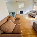 Great Family Room For Upto 6 Adults Near Guildford Town Center