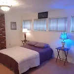 Great Family Room For Upto 6 Adults Near Guildford Town Center
