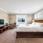 Luxurious Haven In Surrey - 3 Bedroom Suite