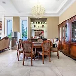 Luxurious Haven In Surrey - 3 Bedroom Suite