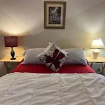 Private Room Near Town Centre, Restaurants, Shopping & Bus To Skytrain F2
