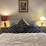 Private Room Near Town Centre, Restaurants, Shopping & Bus To Skytrain F2