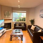 Spacious Charming Entire House In A Calming Neighborhood