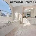 Spacious Charming Entire House In A Calming Neighborhood