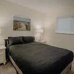 Rustic Wooden Retreat- 2 Mins To Surrey Downtown