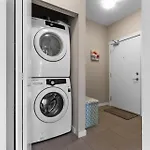 Skytrain Accessible,Free Parking, Gym, 2 Bedroom Sleeps 6 Central Apartment In Surrey