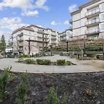 Skytrain Accessible,Free Parking, Gym, 2 Bedroom Sleeps 6 Central Apartment In Surrey