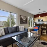 Skytrain Accessible,Free Parking, Gym, 2 Bedroom Sleeps 6 Central Apartment In Surrey