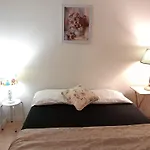Surrey Homestay Near Plazas, Restaurants, Transit & Guildford Mall F1