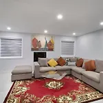 Modern Bright Whole House Major Attractions Nearby
