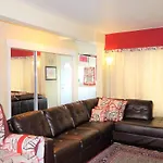 Cozy Home Near Skytrain