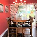 Cozy Home Near Skytrain