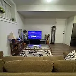 Modern 2Br Suite Near Morgan Creek & White Rock