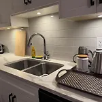 Modern 2Br Suite Near Morgan Creek & White Rock