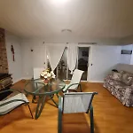 Budget Room Near White Rock Beach - 5 Min Drive