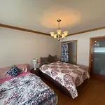 Surrey Central Homestay- Downtown, Restaurants, Transit Walking Distance