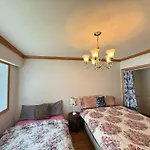 Surrey Central Homestay- Downtown, Restaurants, Transit Walking Distance