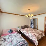Surrey Central Homestay- Downtown, Restaurants, Transit Walking Distance