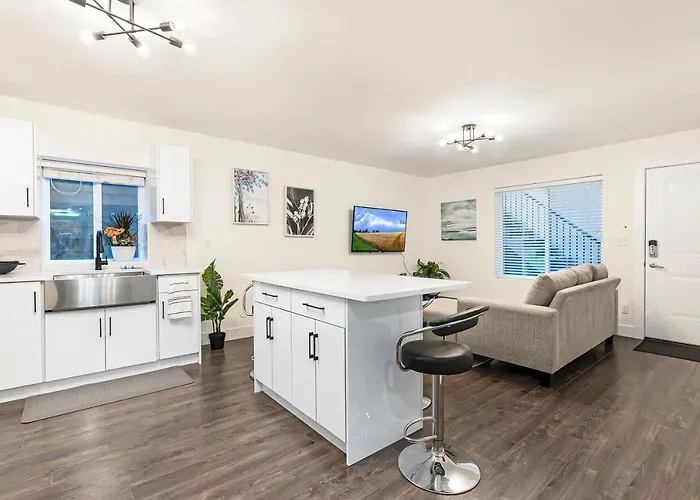 Merv\'S Luxurious Suites