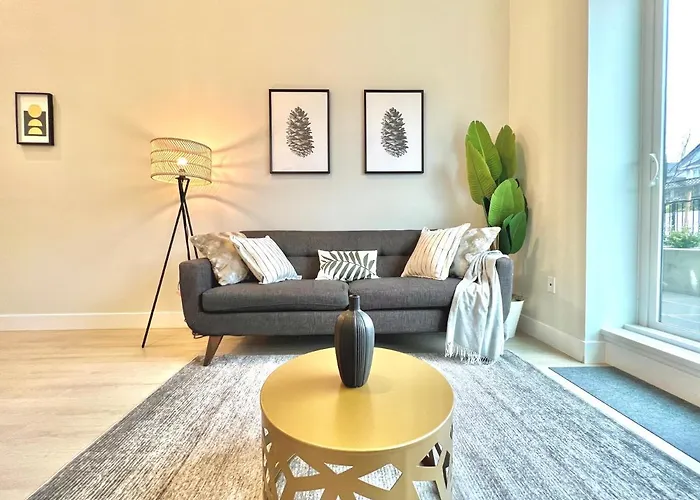 Modern Ground Level 3 Bed 2 Bath Condo With Free Parking