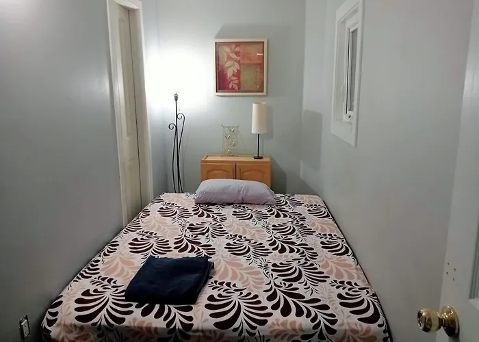 Small Cozy Private Room For 1 Or 2 Travellers In A Great Location